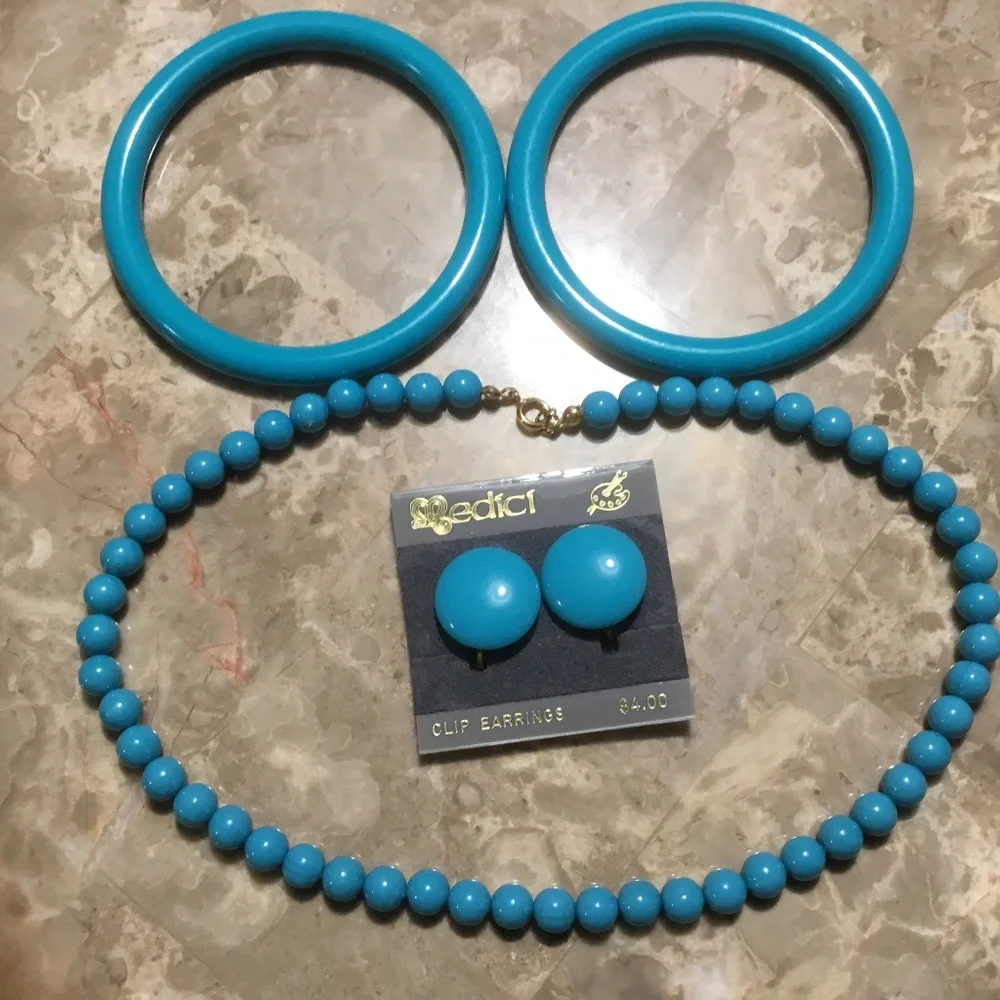 Vintage Costume - Turquoise Necklace, Clip Earrings, and 2 Bracelets. - Picture 12 of 16